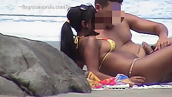 Public Sex Eines Amateurpaares Am Strand Mit Brünettem Teen