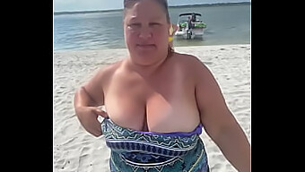 Ducas Frau Präsentiert Ihre Großen Brüste An Einem Strand