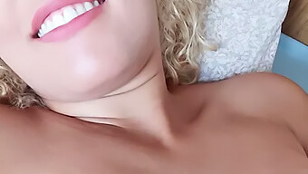 Pov Video Eines Girls Mit Natürlichen Dicken Titten